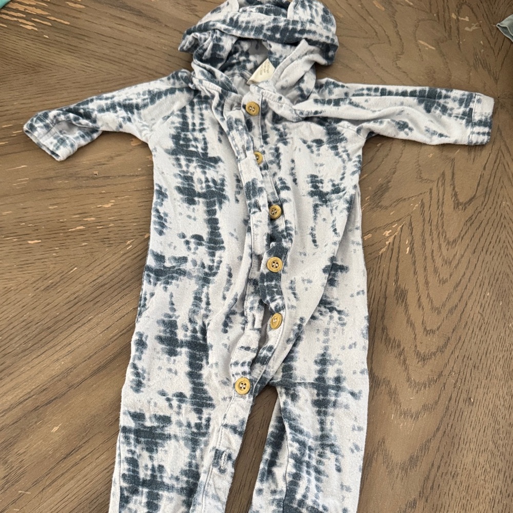 kate quinn Hooded Tie-Dye Footie in Gray and White